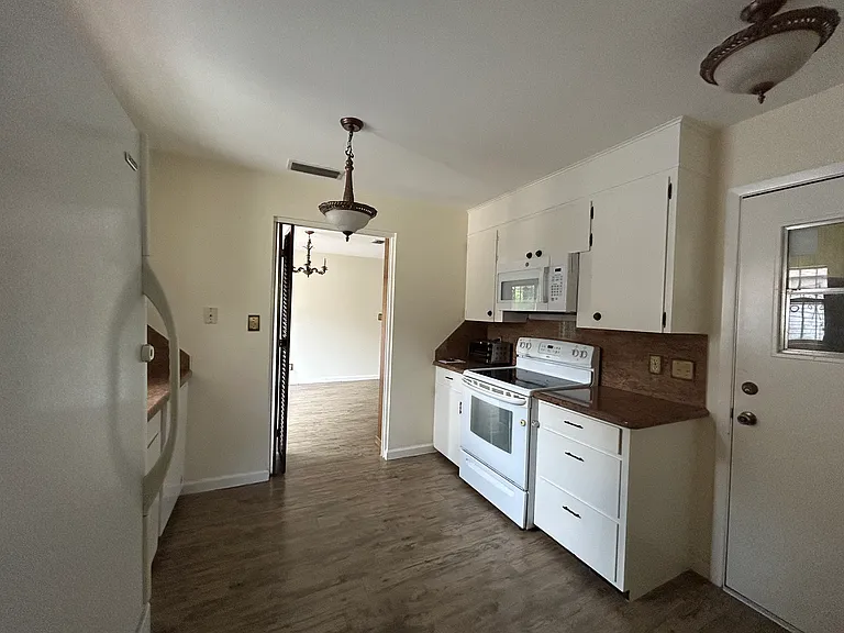 17 Ebony Ave — Photo 3
