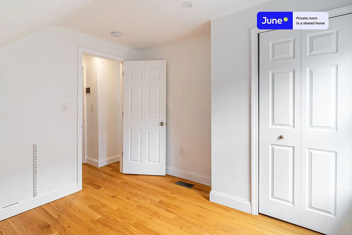Full bedroom in 6 bed/2 bath home in Somerville #1379 E — Photo 3