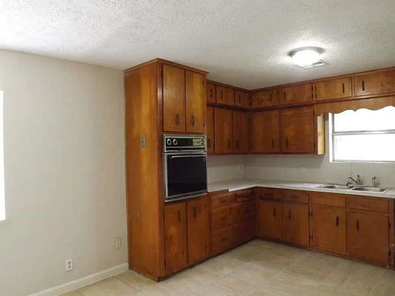 501 S Holmes St — Photo 12
