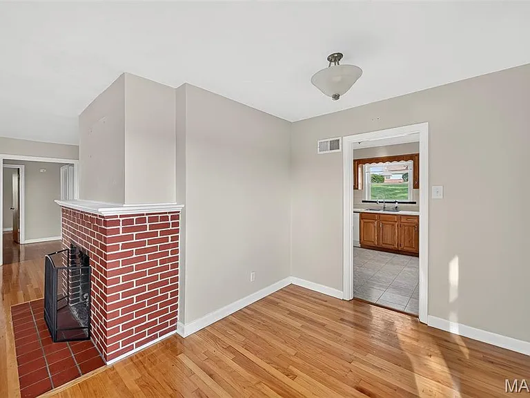 105 N Elm St — Photo 7