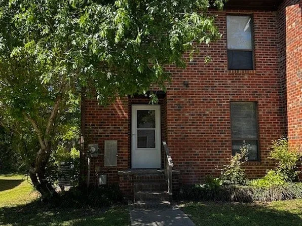 1406 Tangora Ln, Fayetteville, NC 28304