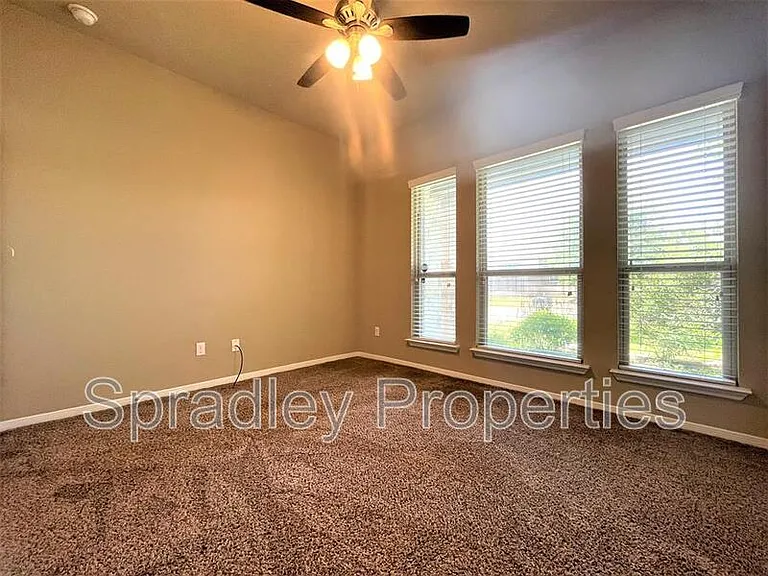 820 Glenstone Dr — Photo 6