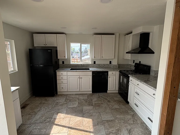 612 E Okanogan Ave #A — Photo 2