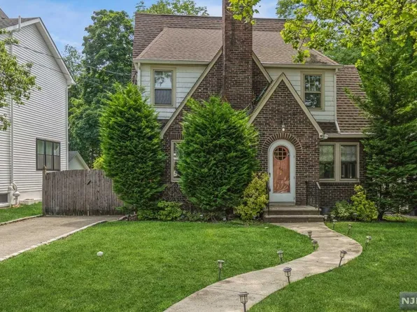 46 Parkview Dr, Millburn, NJ 07041