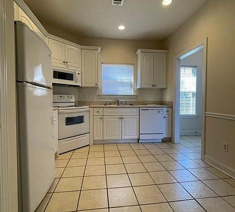 Kitchen - Plenty of cabinet storage