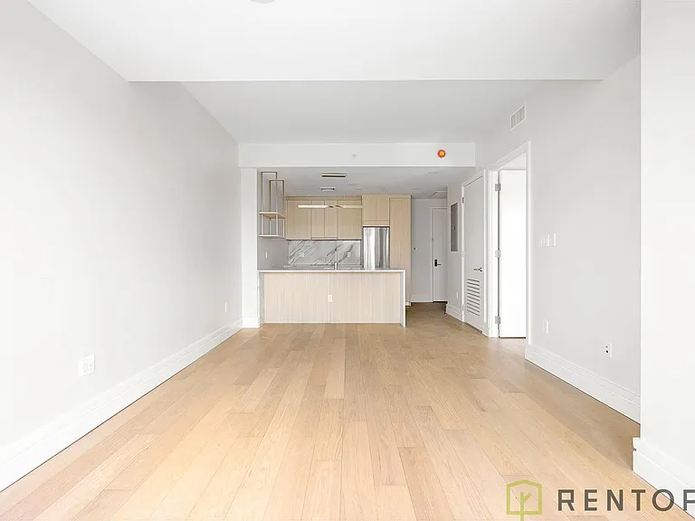 960 Franklin Ave #128 — Photo 7