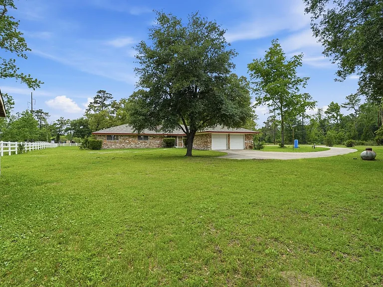 10240 Post Oak Dr — Photo 6