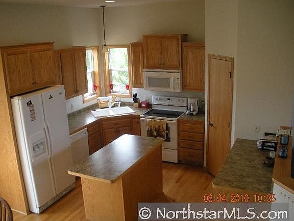4th image of 633 Golden Oak St NE