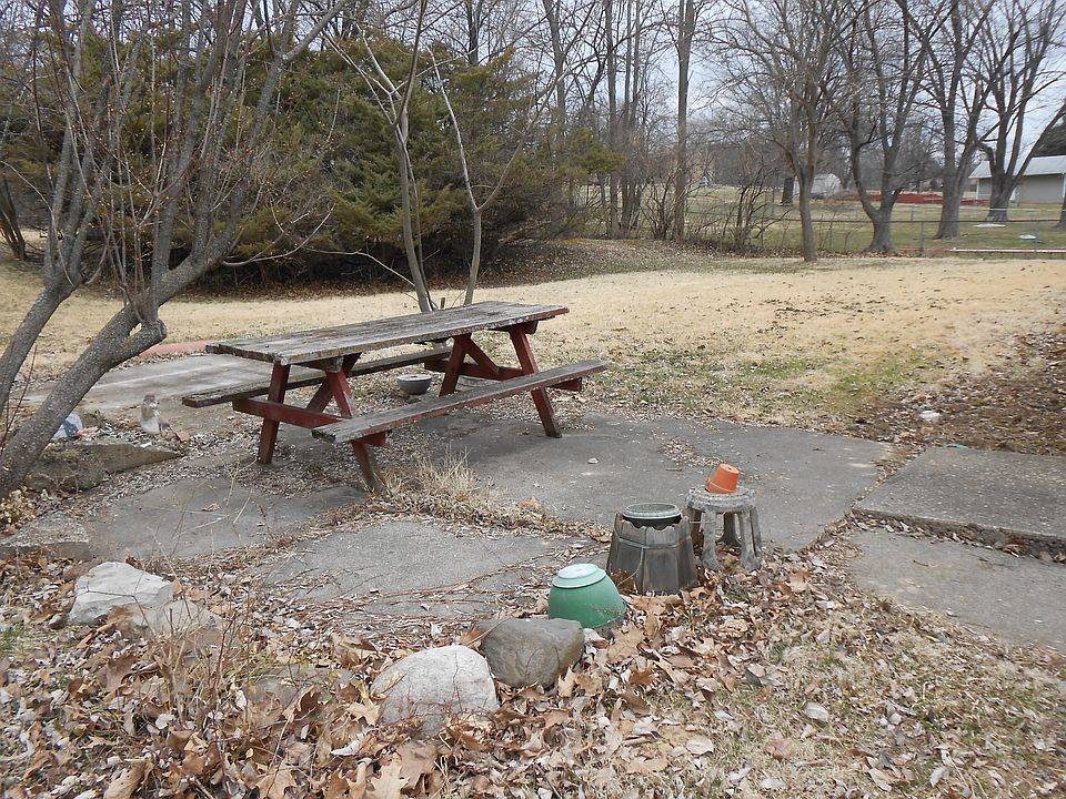2nd image of 2060 Springdale Rd