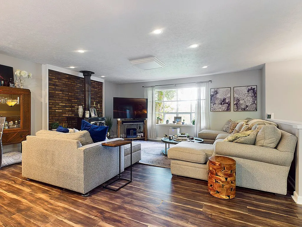 48 Franklin Woods photo 1