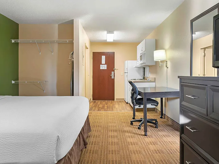 Deluxe Studio - 1 King Bed