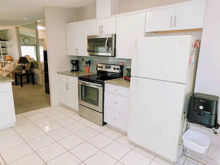 75 Hewlett Dr — Photo 2