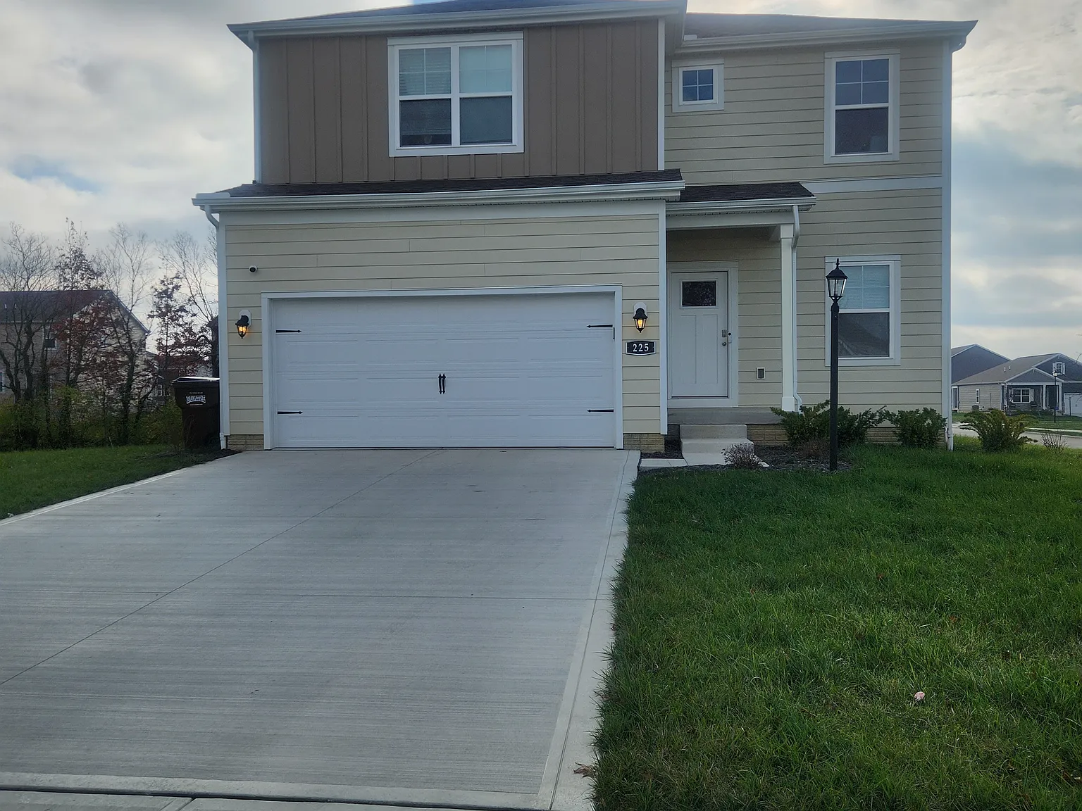 225 Sterndale Dr — Photo 2