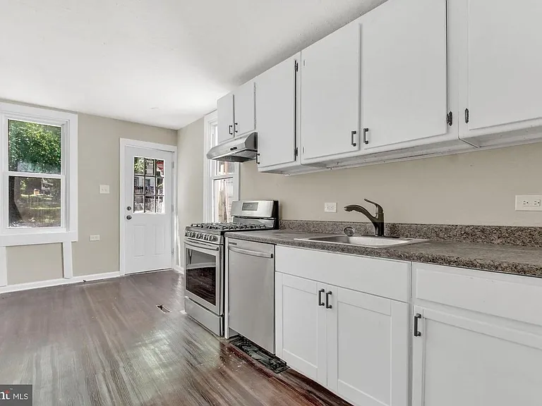 2369 Canby St — Photo 9