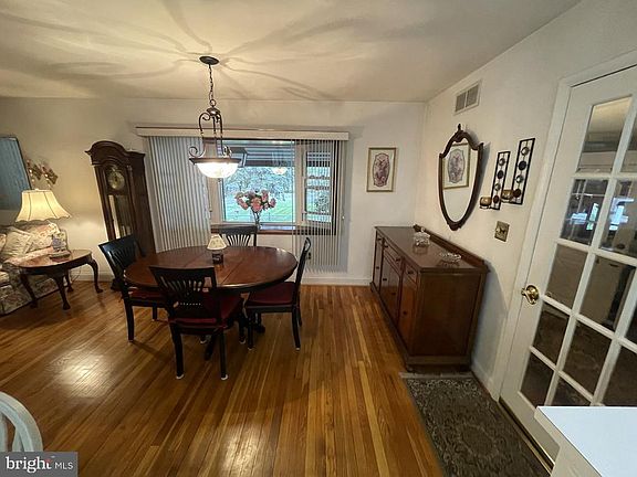 4th image of 214 New York Ave