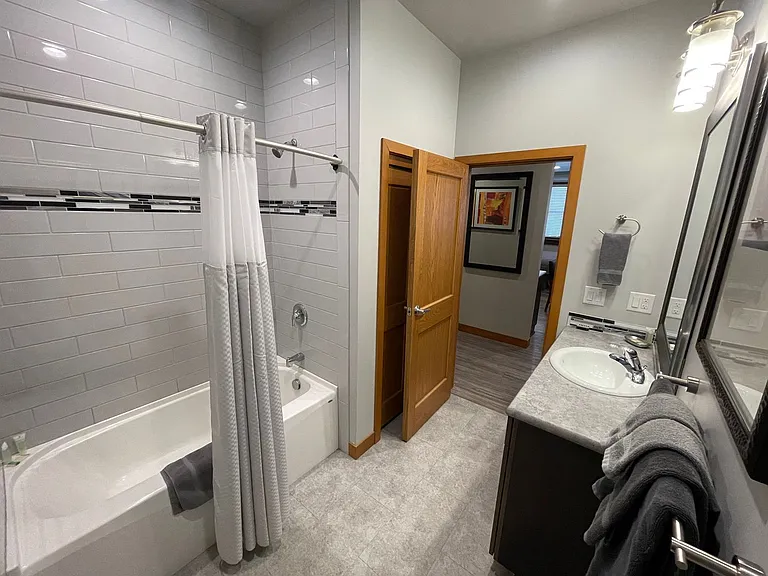515 E Yakima Ave — Photo 5