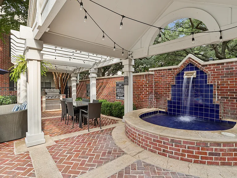 The Caruth Premier Townhome Apartments — Photo 34