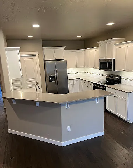 KITCHEN WITH BREAKFAST BAR