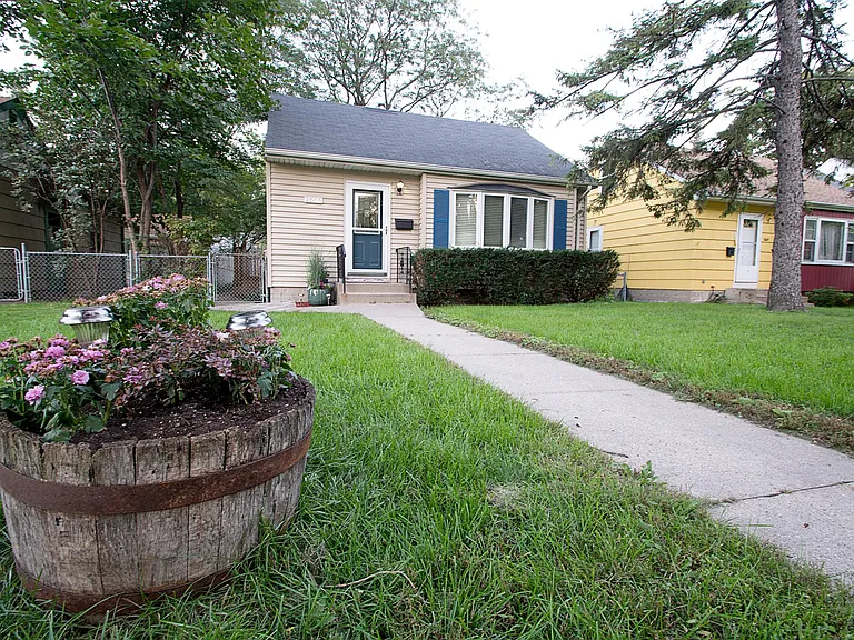 2605 Webster Ave S — Photo 13