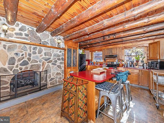 3rd image of 1402 Hoffmaster Rd