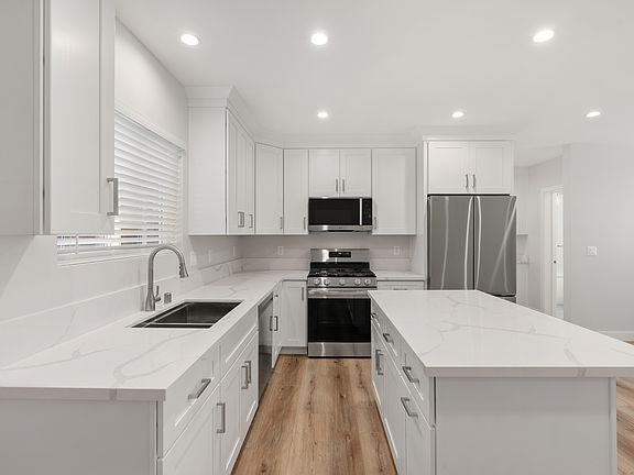 4th image of 1701 W Victory Blvd #101-201