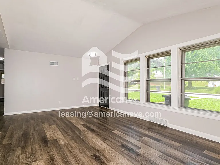 908179_002_living_room_3.jpg