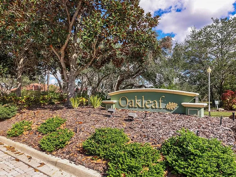 4920 Old Oakleaf Dr — Photo 1