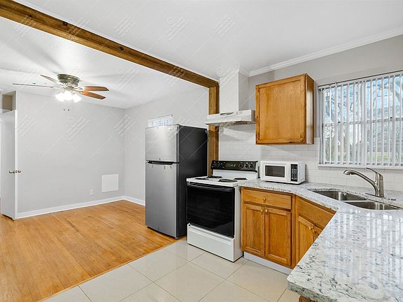 3rd image of 1404 Sleepy Hollow Dr