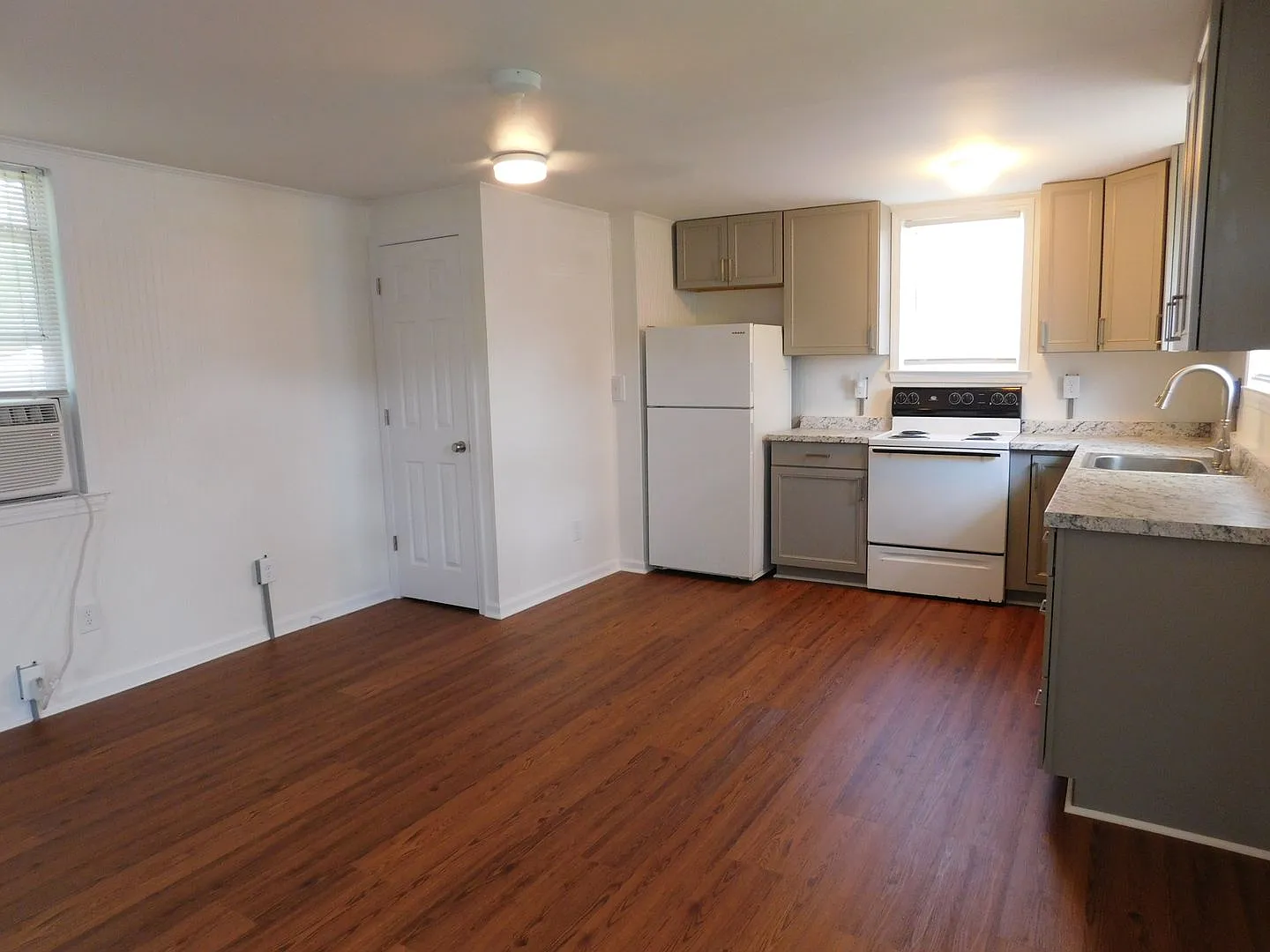 2208 1/2 Spencer Avenue — Photo 4