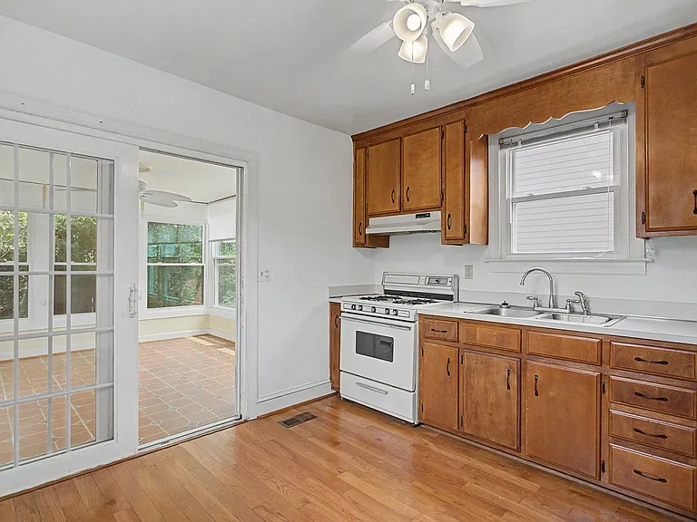 234 Washington St — Photo 8