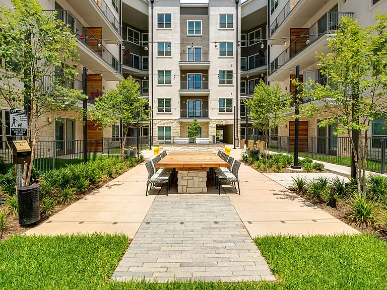Promenade at Las Colinas — Photo 18