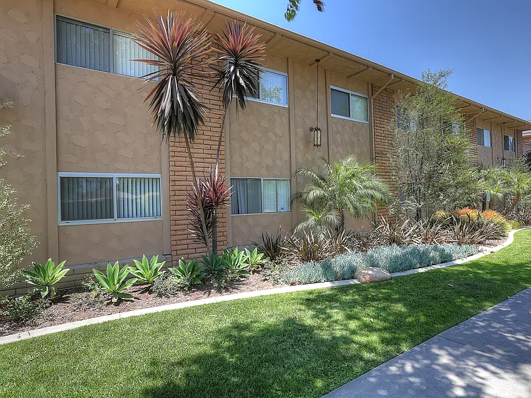 16251 Woodruff Ave — Photo 10