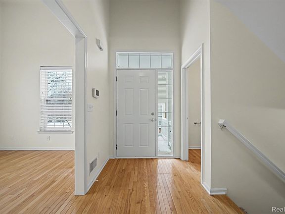 5th image of 638 W Bluff Ct #31