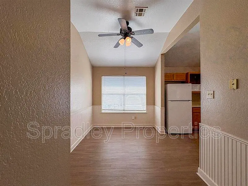 3 bed, 2.0 bath, 1337 sqft, $1,575 — Photo 4