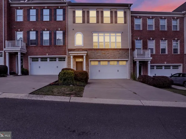 8 Indiana Cir, Lemoyne, PA 17043