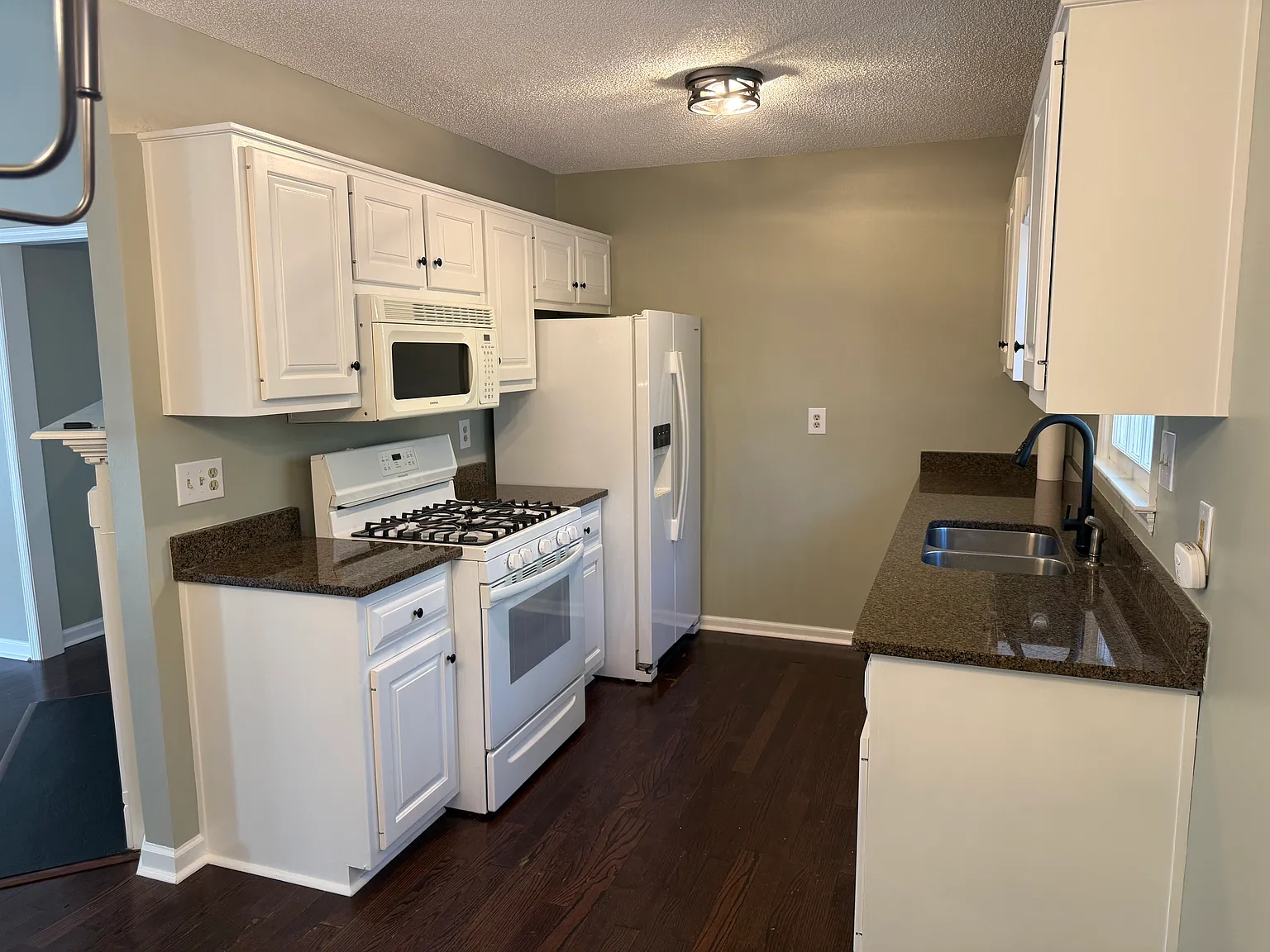 3 bed, 1250 sqft, $2,200 — Photo 4