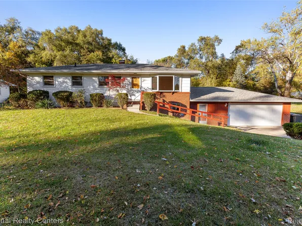 11655 Shorecrest Ct, South Lyon, MI 48178