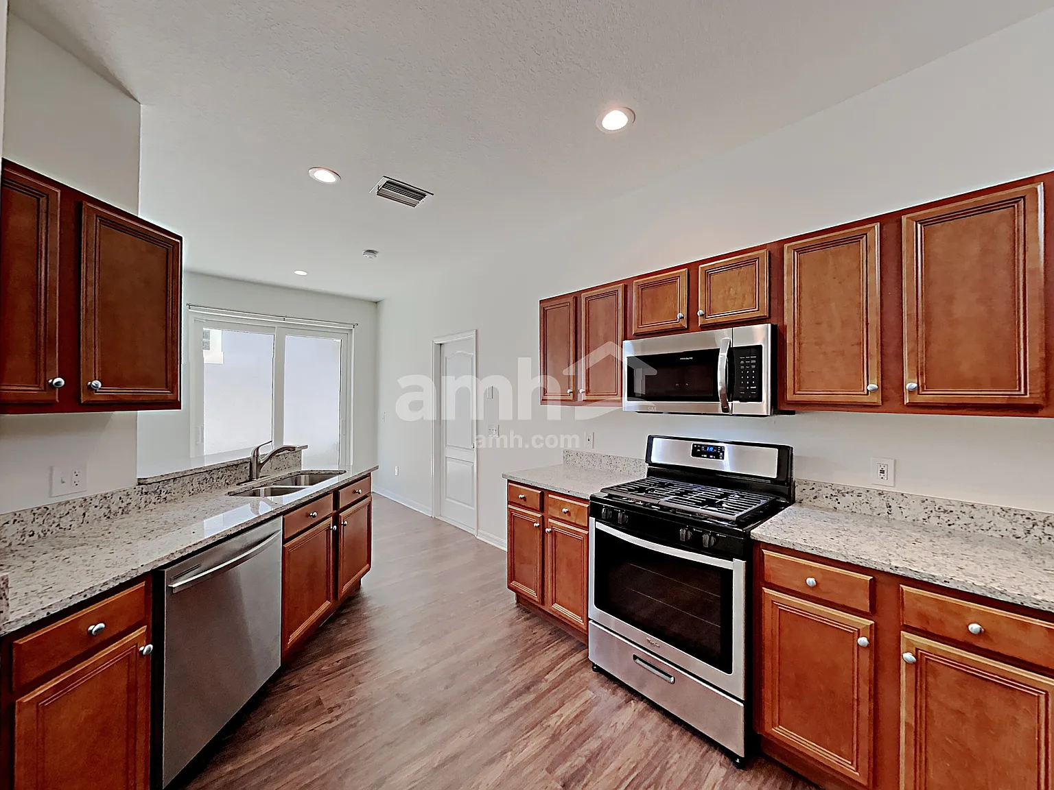4 bed, 2.5 bath, 1946 sqft, $3,215 — Photo 3