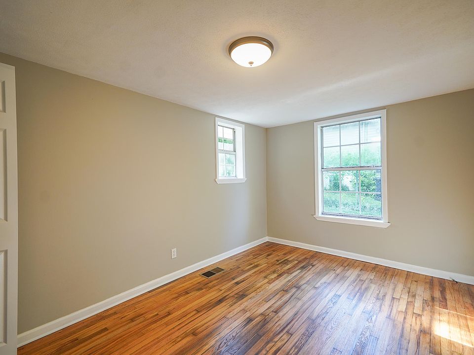2nd image of 1805 Paris Rd