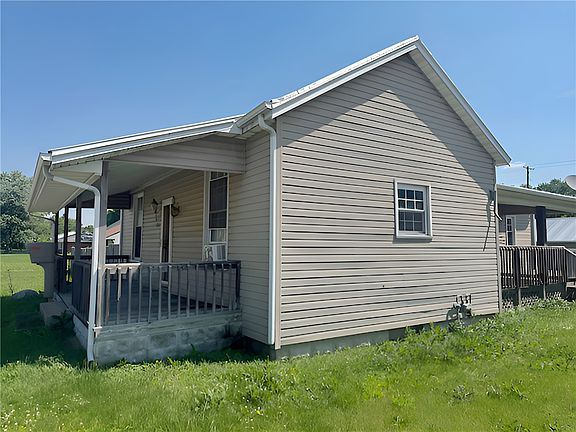 3rd image of 900 N Maple St