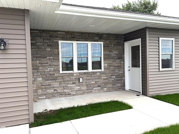 2nd image of 905 Iowa Dr