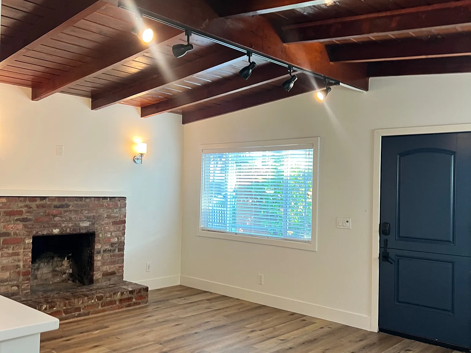 345 Costa Mesa St — Photo 3