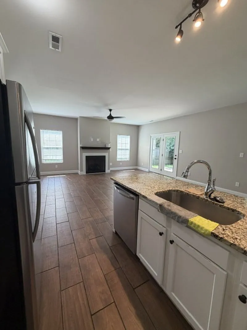 4 bed, 3.5 bath, 2080 sqft, $3,600 — Photo 4