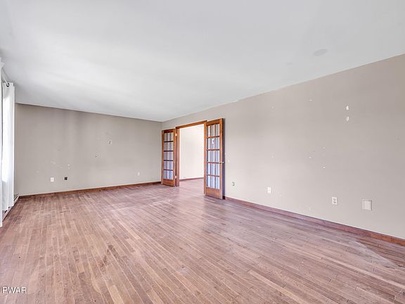 5th image of 1031 Forest Rd