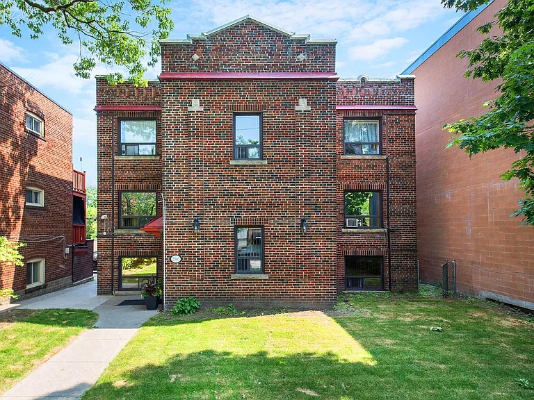 2367 Queen St E #24 — Photo 12