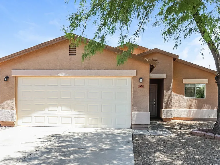 1074 E Silversmith Trl — Photo 1