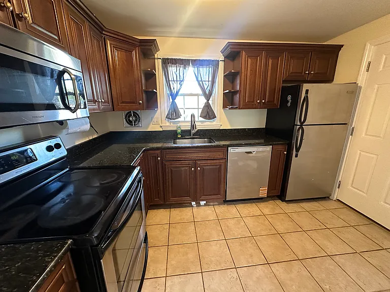 1256 Farmington Ave #C — Photo 8