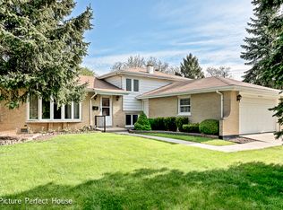 18W012 Holly Ave, Darien, IL 60561