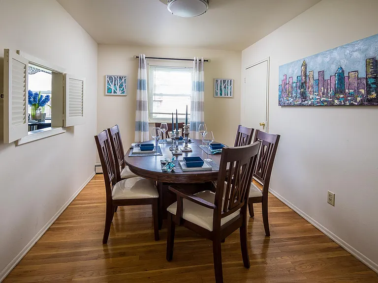 2-3 Stratford Apartments — Photo 17