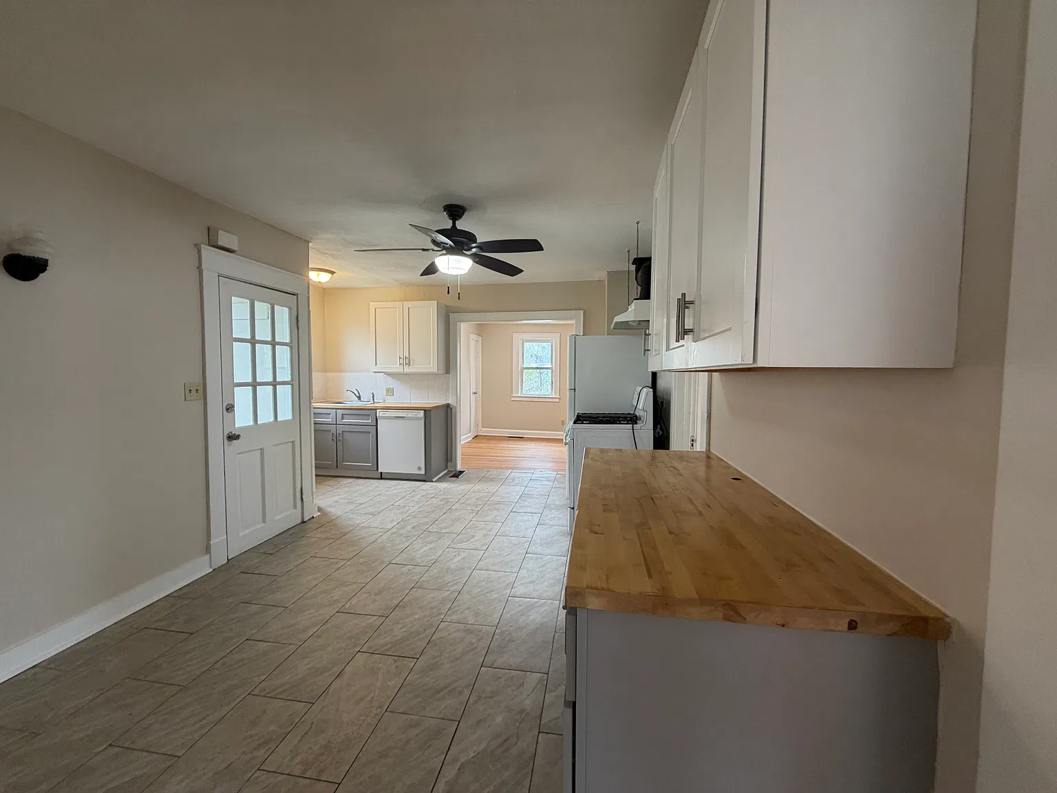 3 bed, 1000 sqft, $2,100 — Photo 3